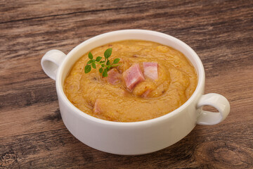 Peas cream soup with smoked ribs