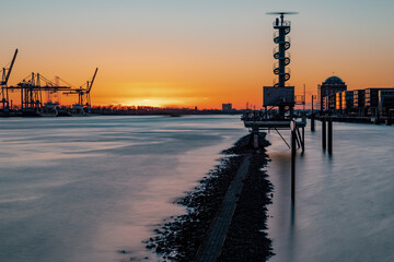 Hafen Hamburg mit Blick auf die Elbe bei Sonnenuntergang