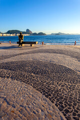 Rio de Janeiro, Brazilië - 8 januari 2014: Standbeeld van de dichter Carlos Drummond de Andrade op het strand van Copacabana in Rio de Janeiro, Brazilië.