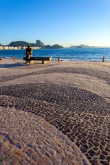 Poster Rio de Janeiro, Brazilië - 8 januari 2014: Standbeeld van de dichter Carlos Drummond de Andrade op het strand van Copacabana in Rio de Janeiro, Brazilië. © lcrribeiro33@gmail