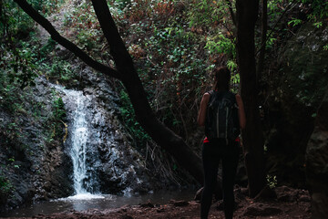 Obraz premium woman interacting with a little married woman in the middle of nature