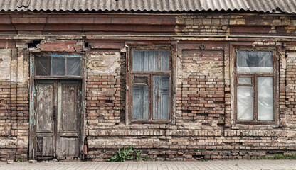 Fototapeta na wymiar old abandoned house in Ukraine Donbass Donetsk