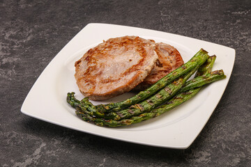 Grilled tuna steak with asparagus