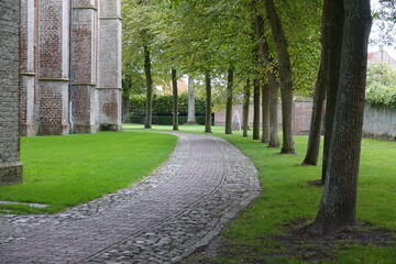 Weg an der Kirche in Veere, Zeeland
