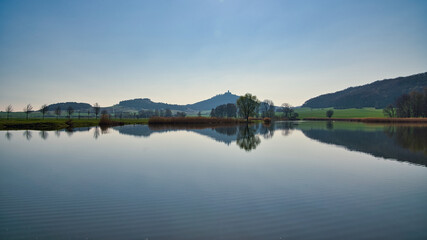 Wasserlandschaft mit Spieglung Burg