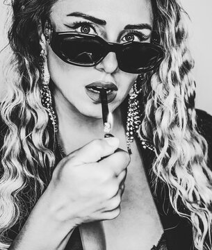 Retrato en blanco y negro de una provocativa modelo encendiendo un cigarrillo