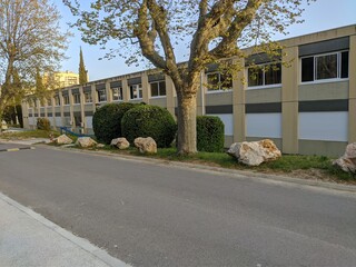 Chantier constriction d'appartement en provence, avec grue et mur jaune
