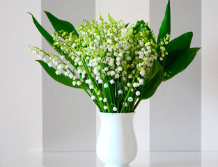 bukiet konwalii, konwalia majowa w wazonie, Convallaria majalis, bouquet of lilies of the valley in a white vase