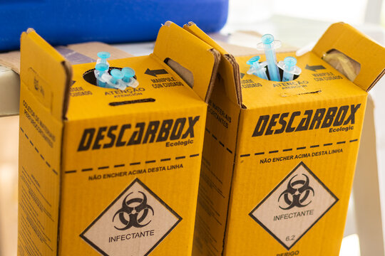 Caixas de descarte de seringas utilizadas na vacina&ccedil;&atilde;o contra a covid-19.