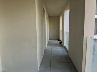 Chantier constriction d'appartement en provence, avec grue et mur jaune