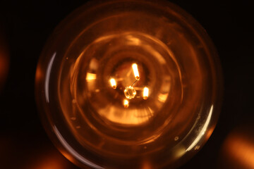 Kohlefadenlampe, herkömmliche Glühlampe mit Wolfram-Glühfaden, Lichtatmosphäre