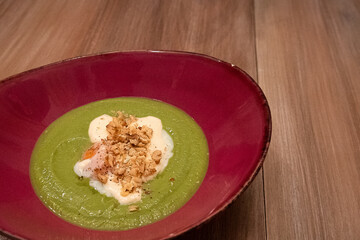 Uovo su crema di asparagi