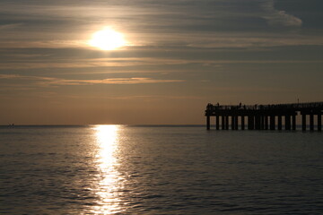 Atardecer en la playa y muelle 