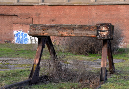 Maroder Prellbock am Ende eines Gleises