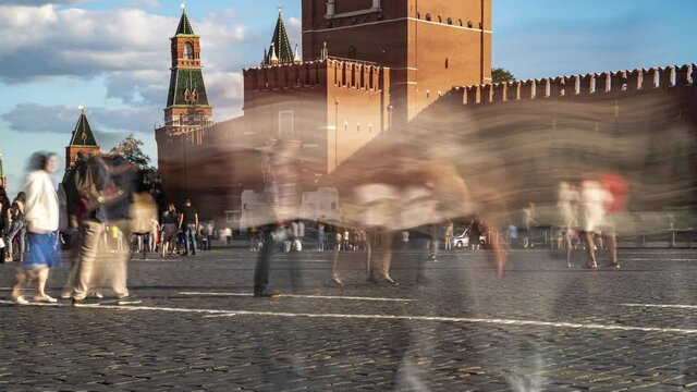 Crowds of tourists on red square in Moscow, time lapse