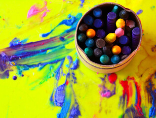 Kolorowe kredki, crayons, malowanie, kolorowy świat, colored pencils in a cup, Colored wax crayons, painting, Children's Day, colorful world, colorful Abstract drawing on yellow background