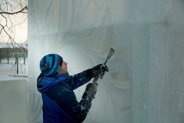 Obraz premium Portrait of a sculptor with a chisel in his hands