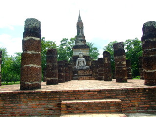 Obraz premium The large ancient Buddha image has a beautiful architectural appearance.