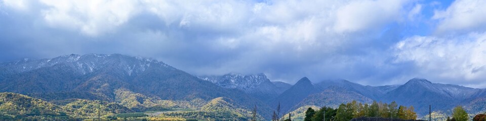 Fototapeta na wymiar 雪山と紅葉のパノラマ情景＠北海道