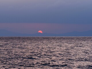 琵琶湖に昇る朝日の情景＠滋賀