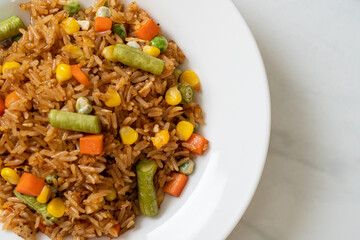  fried rice with green peas, carrot and corn