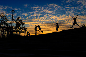 夕焼けの中でジャンプ、シルエット、山手台北公園、4月24日、日本
