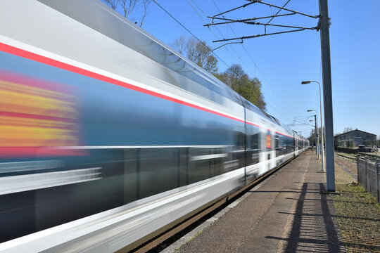 Passage à grande vitesse d'un train Omneo. Effet de filé. Ligne Paris-Rouen-Le Havre. Logo région Normandie