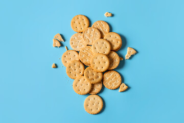Fototapeta na wymiar Tasty crackers on color background