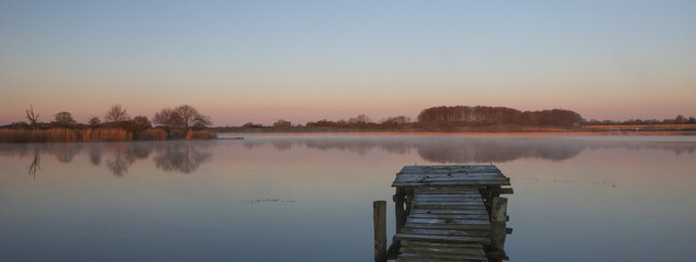 Bootsteg mit Raureif  und Morgennebel am See, Banner