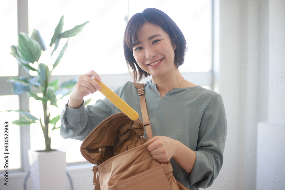 Wall mural 鞄から箸を取り出す女性