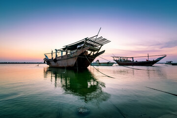 Obraz premium Boats on Dammam sea side with sunrise background view. Dammam, Saudi Arabia.