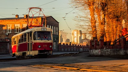 Kissenbezug Straßenbahn in der Stadt © Сергей Левитов