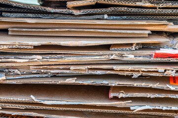 Unmengen an Pappe und Karton von alten Verpackungen als Stapel für Altpapier