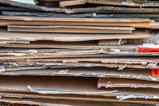 Unmengen an Pappe und Karton von alten Verpackungen als Stapel f&uuml;r Altpapier