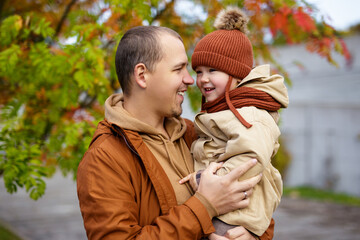 Fototapeta premium portrait of father and little daughter in autumn park