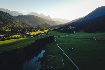 Geroldsee bei der Zugspitze in den Alpen bei Sonnenuntergang