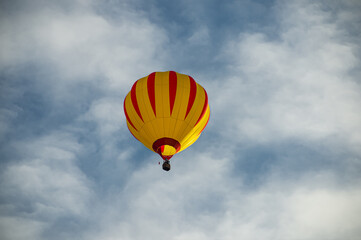 Naklejka premium Hot air balloon is just relieved, and later ready for landing