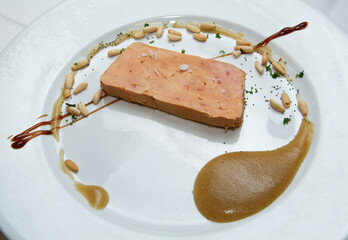Plato de Foie con piñones y salsa de peradel restaurante Pedro Juan en Berriz, Bizkaia, País...