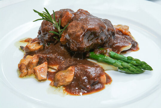 Plato de rabo de buey en salsa con esp&aacute;rragos trigueros del restaurante Pedro Juan en Berriz, Bizkaia, Pa&iacute;s Vasco.
