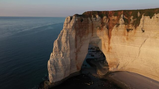 Vue a&eacute;rienne par drone des falaises d'Etretat, Normandie, France 