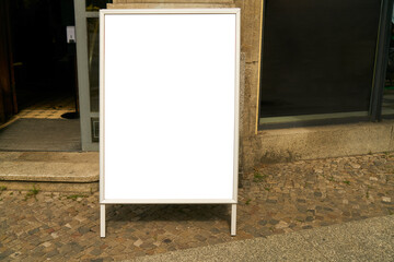 Werbetafel Aufsteller Mock-Up Template vor Laden