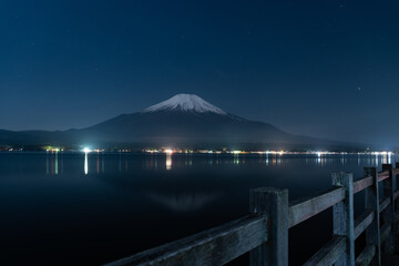 夜の山中湖　湖面に映る逆さ富士