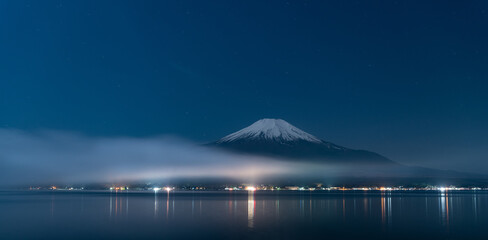 夜の山中湖　霧がかかる春の富士山