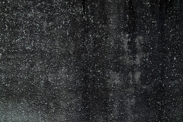 黒く汚れたコンクリート製の壁面