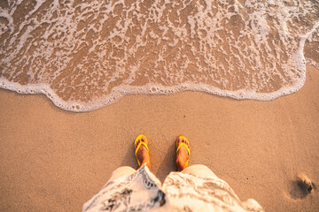 Obraz premium Yellow Flip flops on the beach