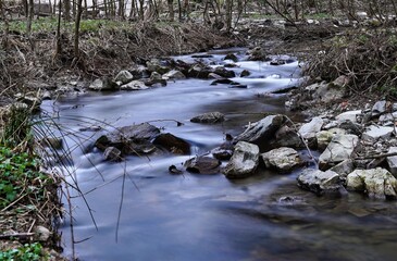 Wasserlauf mit glattem Wasser
