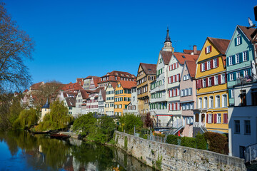Fototapeta na wymiar Häuserfassade in Tübingen am Neckar mit alten Häusern. 