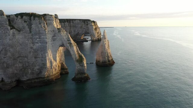 Vue a&eacute;rienne par drone des falaises d'Etretat, Normandie, France 