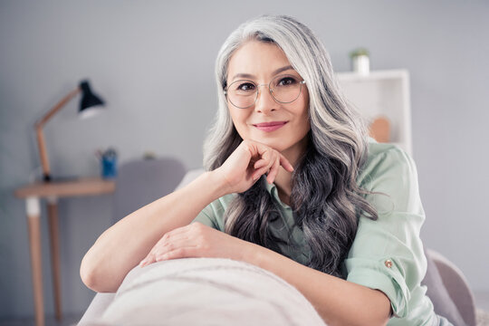 Photo portrait of senior woman wearing glasses grey hair spending free time relaxing at home
