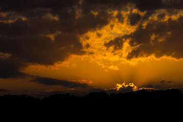夕陽に照らされた空